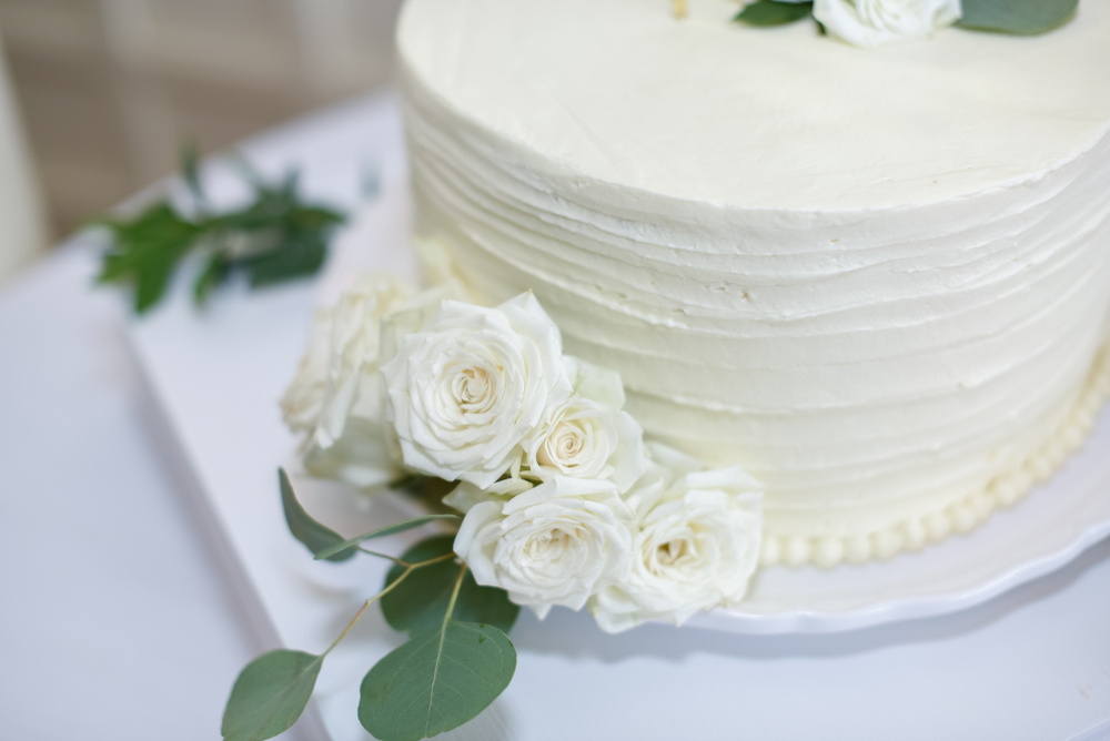 one tier wedding cake with Ivory Off White Frosting and White Roses