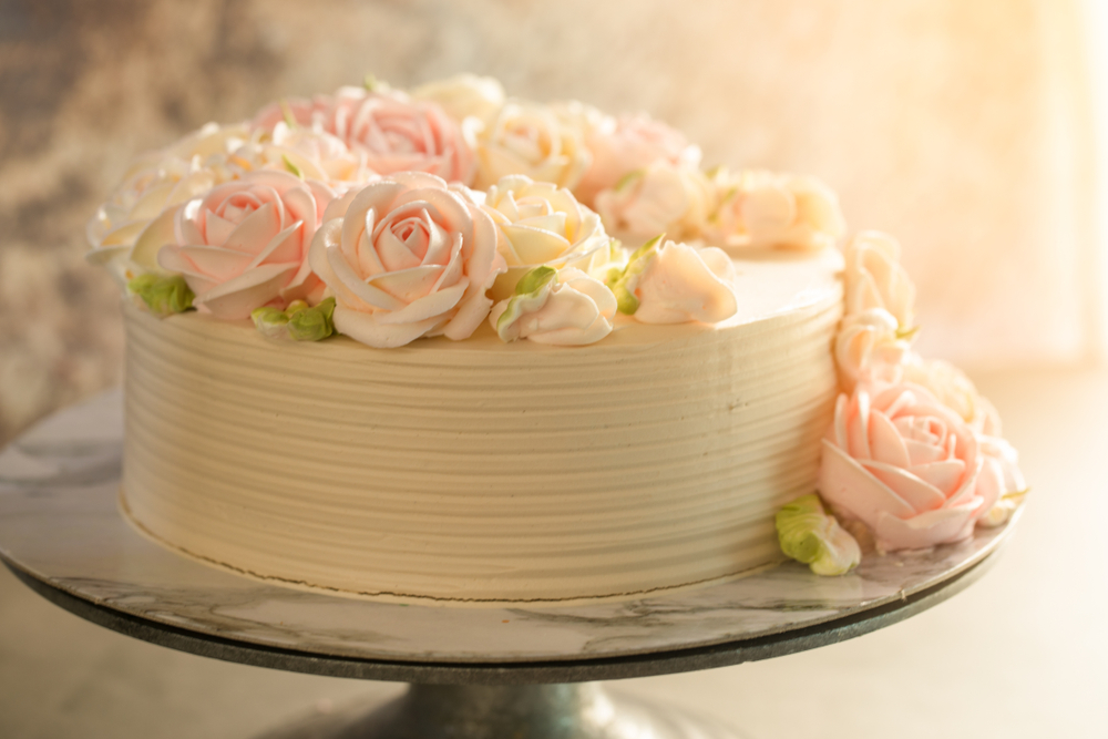 pink one-tier floral round wedding cake