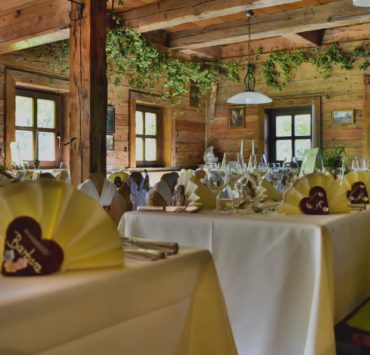 wedding reception dining table set