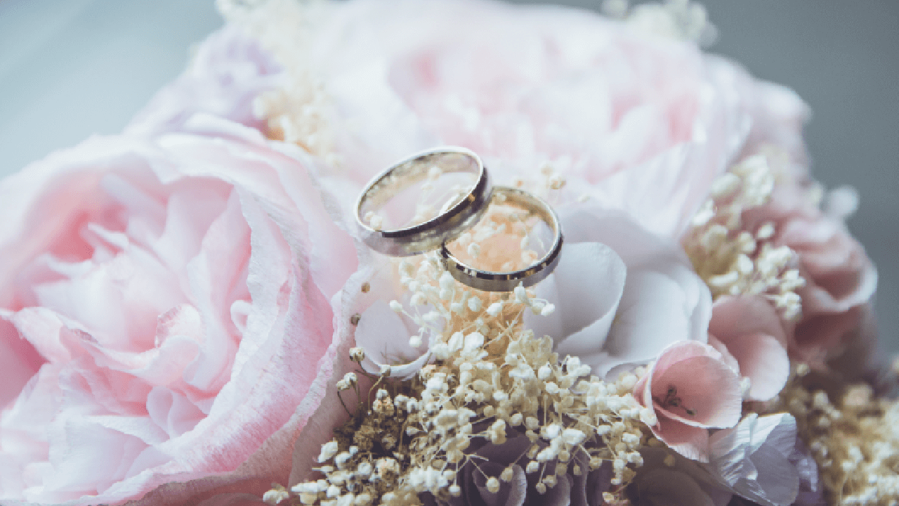 Wedding rings on bouquet