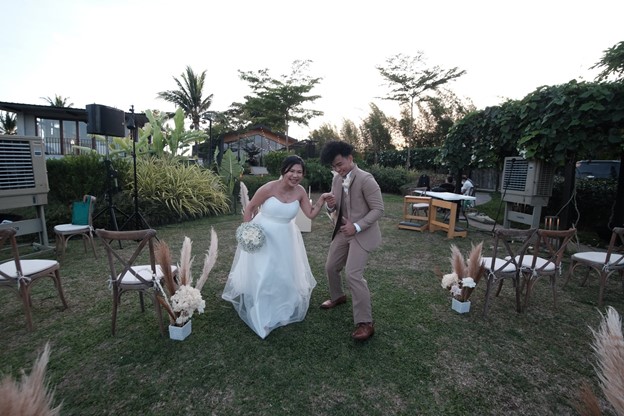 bride and groom outdoor wedding