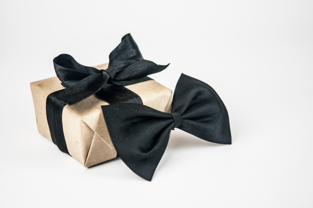 giveaway gift for the groomsmen with a black bow at the side