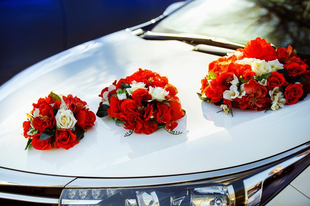 wedding car hood designed with red bouquet of flowers