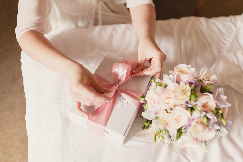 bridesmaid tying the ribbon of her wedding gift