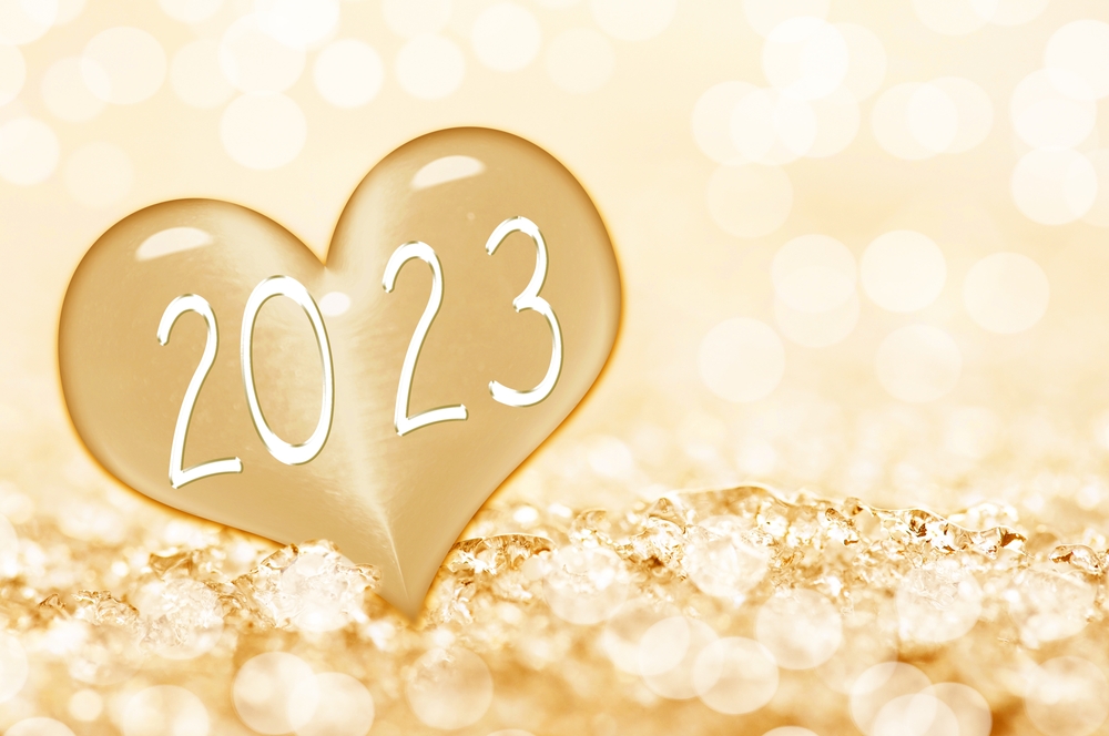 2023 year in gold heart surrounding diamond