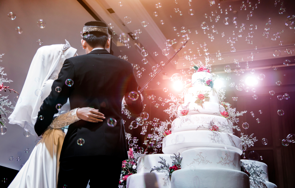 mix modern muslim wedding cutting cake