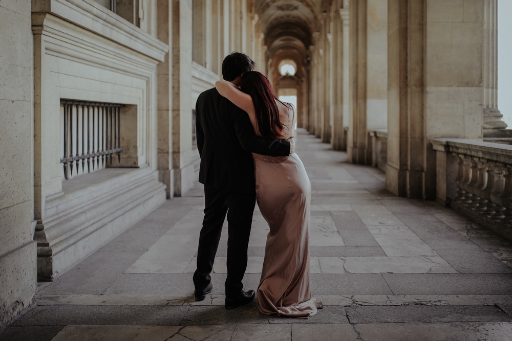 prewedding couple photoshoot hugging in Paris
