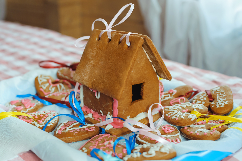 Homemade gingerbread house and decorated gingerbread hearts for wedding