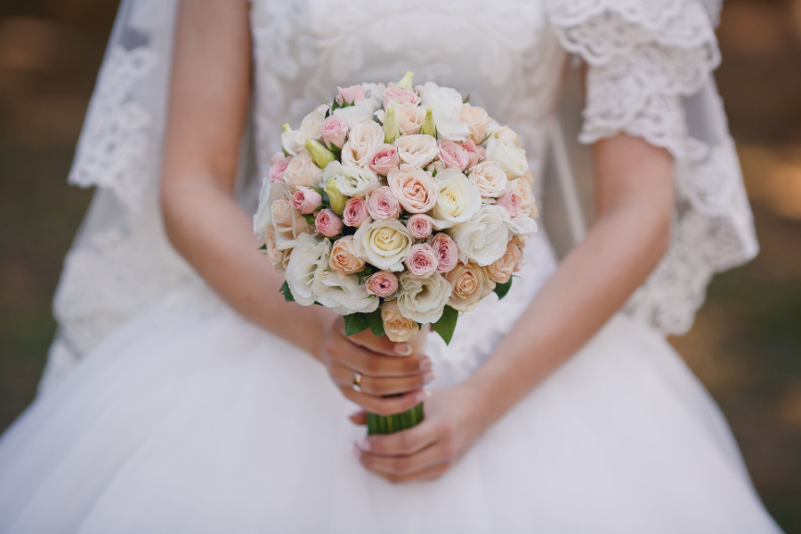 bride holding a boquet