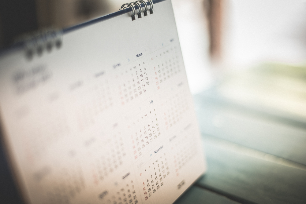 choosing wedding date in the calendar