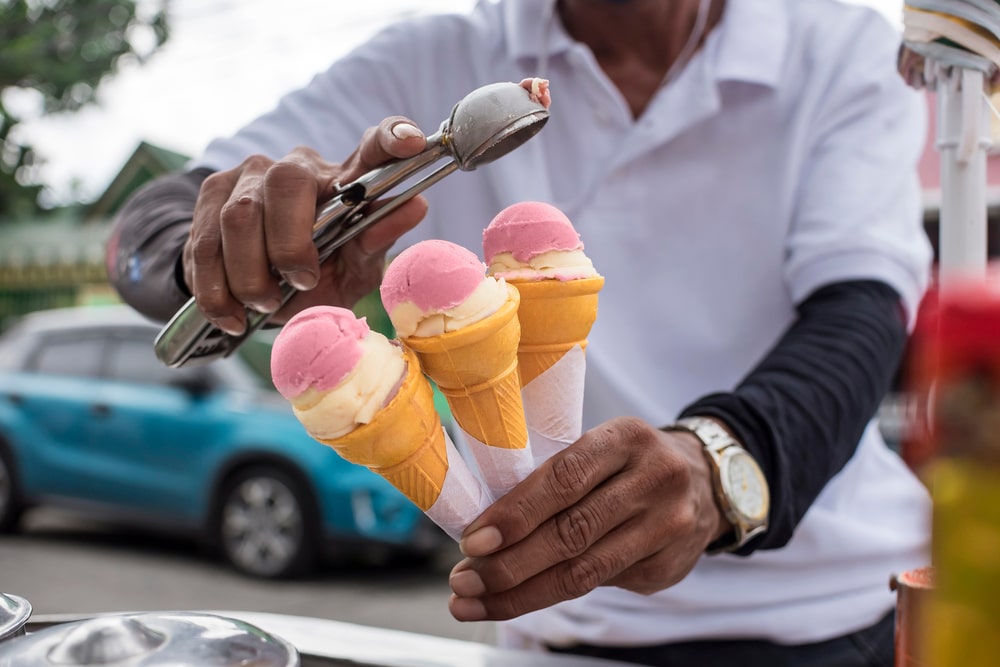 sorbetero serving sorbetes